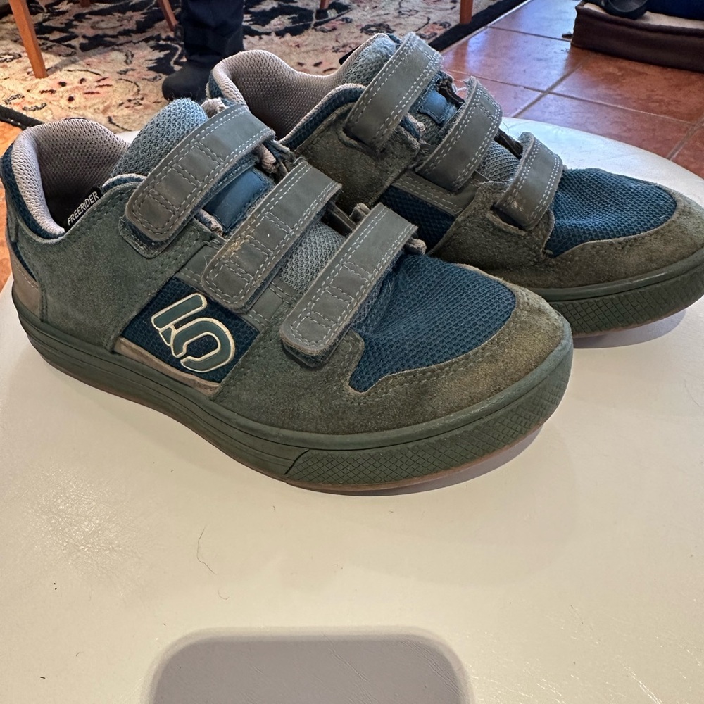 Kid’s Five/Ten shoes US boys size 3 1/2. Good Condition!